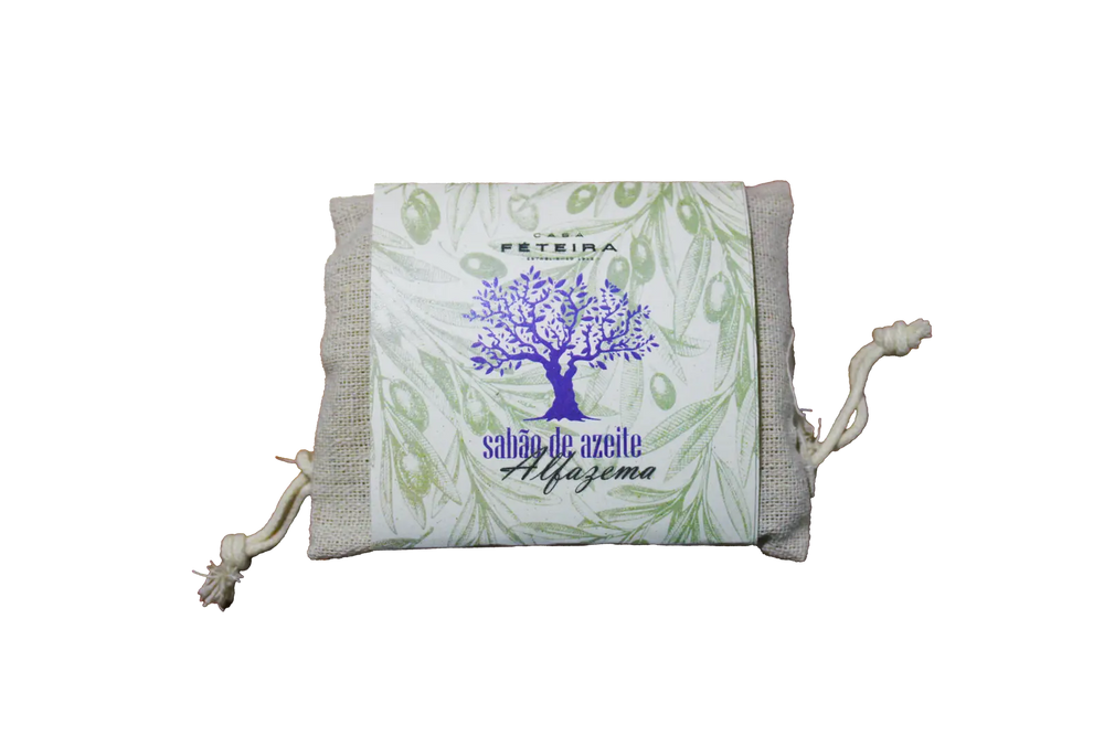 Savon parfumé à l'huile d'olive dans un sac cadeau en tissu