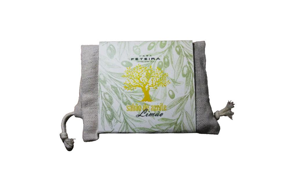 Savon parfumé à l'huile d'olive dans un sac cadeau en tissu